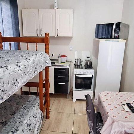 KITNET S1 em TORRES-RS - ÓTIMO CUSTO BENEFICIO na mais bela praia Gaúcha - Cozinha - Banheiro - Ar condicionado - TV e Wi-Fi - Estacionamento - Acomoda até 5 pessoas - Anfitriã Superhost no BnB Torres Exterior foto