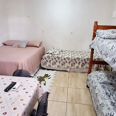 KITNET S1 em TORRES-RS - ÓTIMO CUSTO BENEFICIO na mais bela praia Gaúcha - Cozinha - Banheiro - Ar condicionado - TV e Wi-Fi - Estacionamento - Acomoda até 5 pessoas - Anfitriã Superhost no BnB Torres Exterior foto