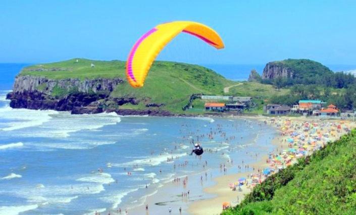 KITNET S1 em TORRES-RS - ÓTIMO CUSTO BENEFICIO na mais bela praia Gaúcha - Cozinha - Banheiro - Ar condicionado - TV e Wi-Fi - Estacionamento - Acomoda até 5 pessoas - Anfitriã Superhost no BnB Torres Exterior foto
