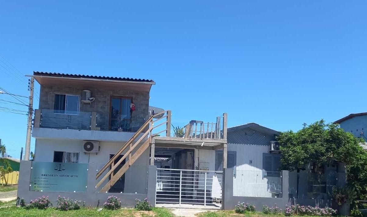 KITNET S1 em TORRES-RS - ÓTIMO CUSTO BENEFICIO na mais bela praia Gaúcha - Cozinha - Banheiro - Ar condicionado - TV e Wi-Fi - Estacionamento - Acomoda até 5 pessoas - Anfitriã Superhost no BnB Torres Exterior foto