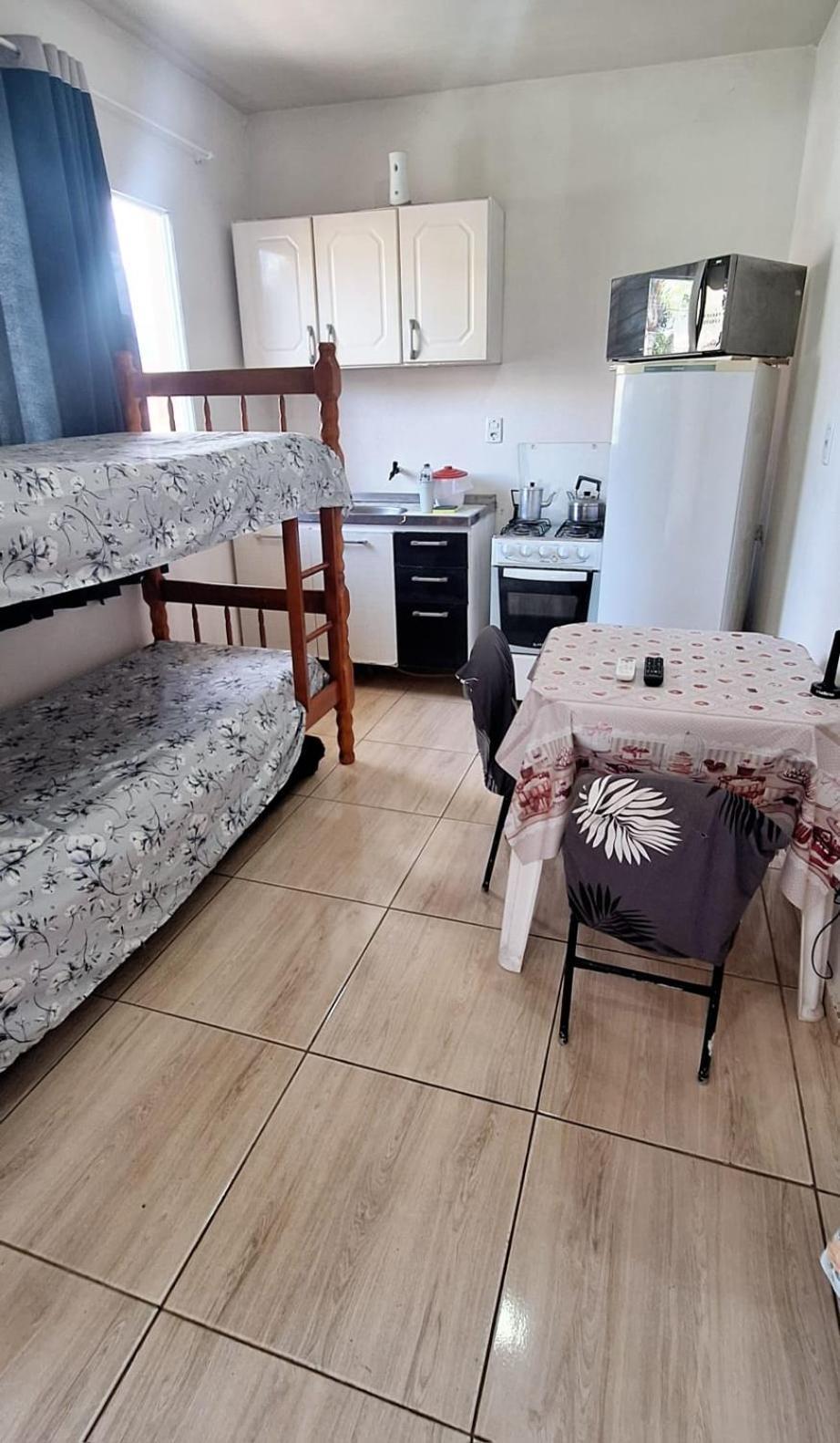 KITNET S1 em TORRES-RS - ÓTIMO CUSTO BENEFICIO na mais bela praia Gaúcha - Cozinha - Banheiro - Ar condicionado - TV e Wi-Fi - Estacionamento - Acomoda até 5 pessoas - Anfitriã Superhost no BnB Torres Exterior foto