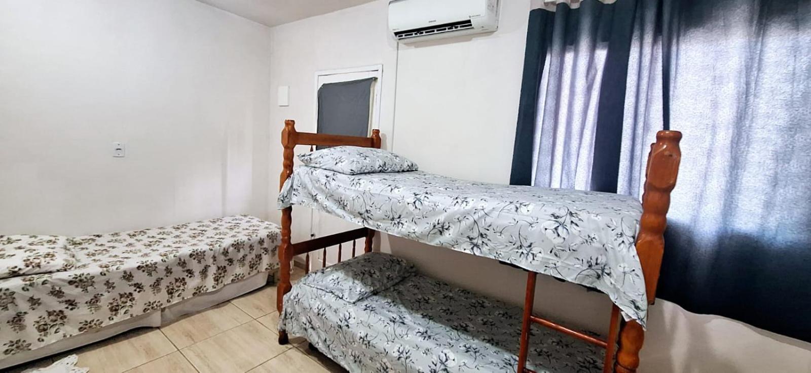 KITNET S1 em TORRES-RS - ÓTIMO CUSTO BENEFICIO na mais bela praia Gaúcha - Cozinha - Banheiro - Ar condicionado - TV e Wi-Fi - Estacionamento - Acomoda até 5 pessoas - Anfitriã Superhost no BnB Torres Exterior foto